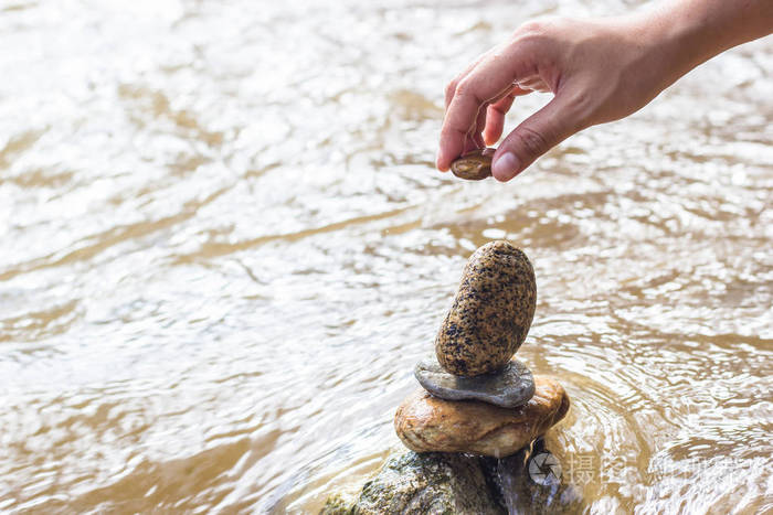 把石头放在河边堆石头上 石头堆积在河边照片 正版商用图片0odzla 摄图新视界