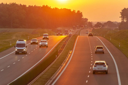 日落时波兰高速公路上的交通