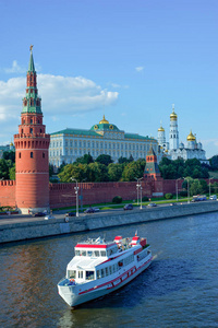游轮航行沿莫斯科河