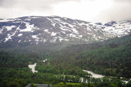 挪威，绿色的小山和山的风景美丽的山水风光景色部分覆盖着雪