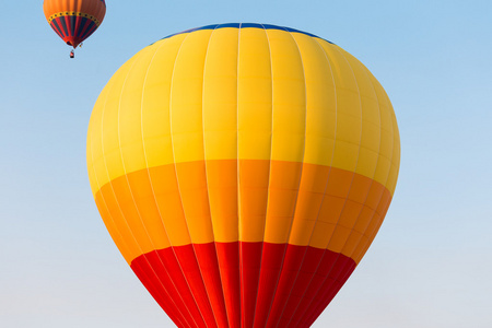 彩色热气球在天空中图片