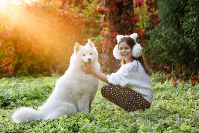 一个可爱的小孩子的户外肖像一个婴儿或蹒跚学步的女孩与她的狗一个
