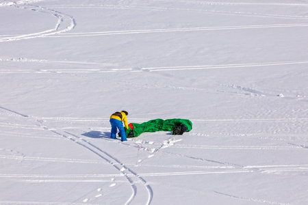 人在做风筝冲浪在冰冻的山体湖