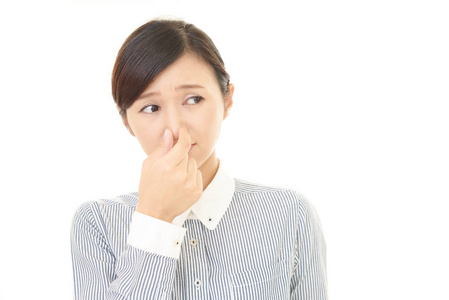 捏鼻梁女士图片