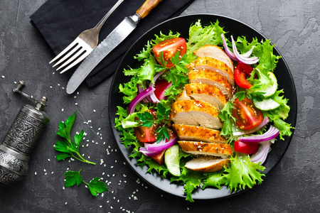 肉沙拉配鸡柳和新鲜蔬菜在盘子里照片