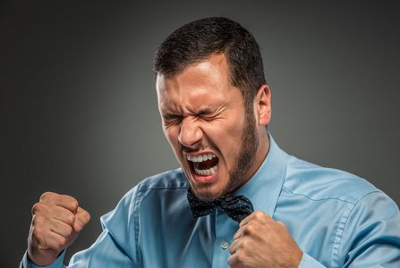 我生气了叉腰图片