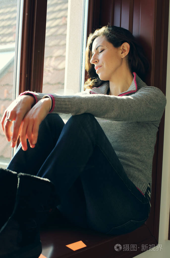 女人望着不乏从窗外