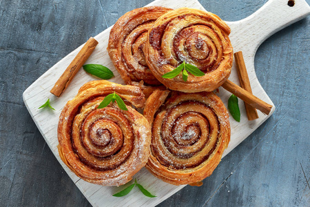 美味甜肉桂面包卷图片