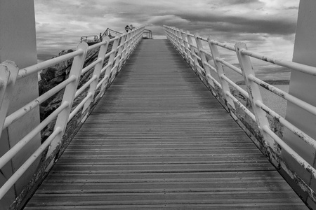木地板与在阿维莱斯，西班牙海边锈铁桥梁