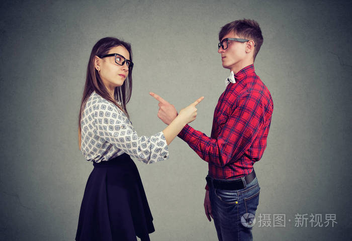 生气的男人和女人面对关系问题, 指着对方指责错误