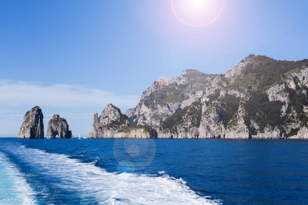 从高速船的轨道在海的各自的岩石背景自然和旅行背景