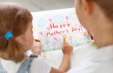 儿童画明信片为母亲节那天给妈妈的女孩