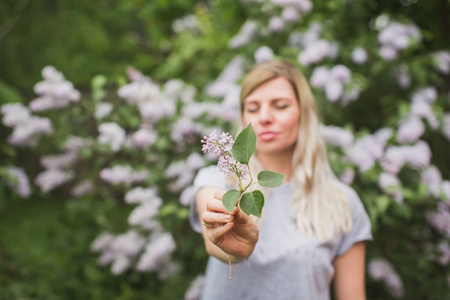 女孩捧着一枝丁香花