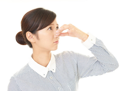 捏脸女人捏她的鼻子照片