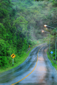 雨后的傍晚山路。由灯笼点燃