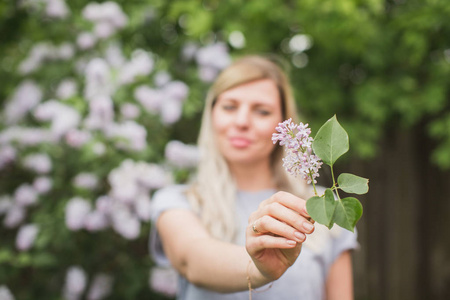 女孩捧着一枝丁香花