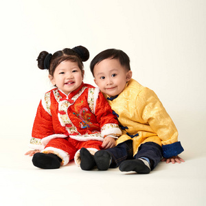 中国宝贝男孩和女孩在传统的中国新年服饰