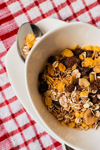 健康早餐概念与燕麦片在桌布上