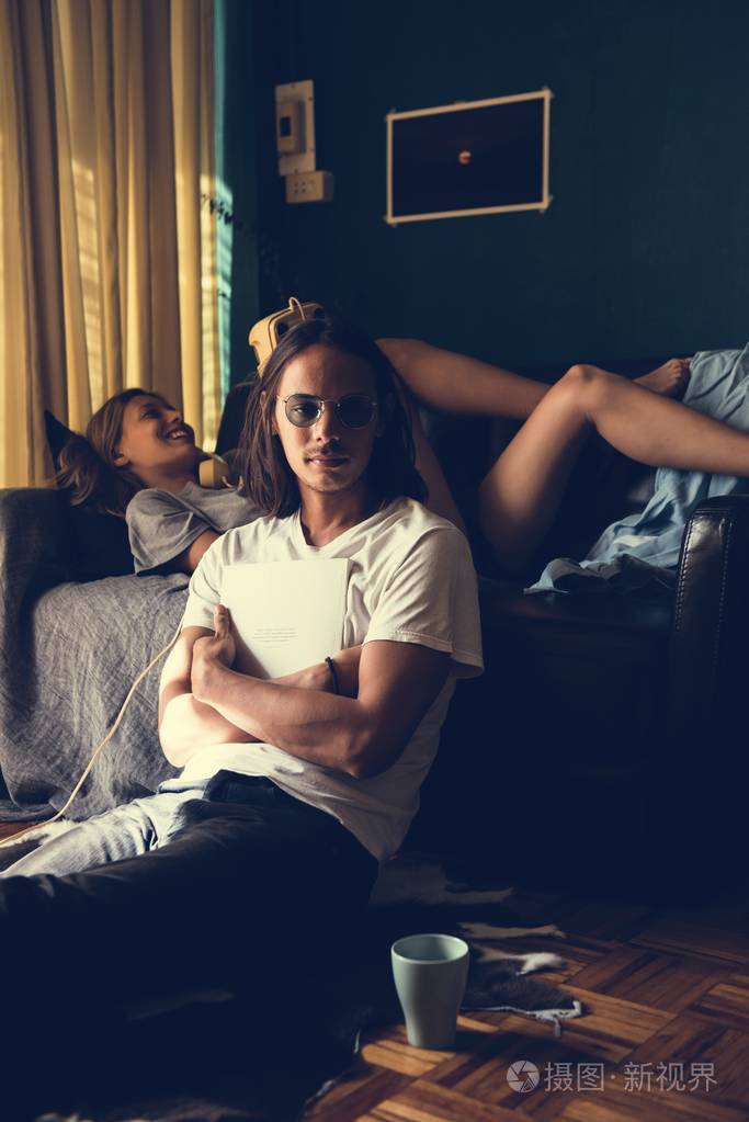 可爱的情侣一起呆在家里在房间里