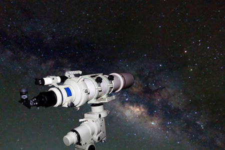 在漆黑的夜晚，在遇难看银河星系的望远镜