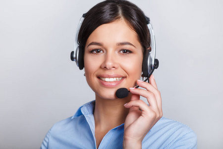 客户支持电话接线员在耳机, 与空白 copyspace 区域为口号或文本消息, 在灰色背景。咨询和协助服务呼叫中心