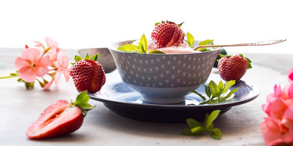 自制草莓冰淇淋在碗里