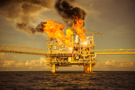 近海石油和天然气燃烧的案例或紧急情况下，消防员操作控制火在石油和天然气生产平台上，离岸最糟糕的情况，不能控制火，有人落水