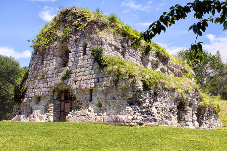 古老的建筑石头。古凿石砌房屋。古代阿布哈兹建筑