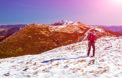 徒步旅行者走上与太阳雪坡山视图