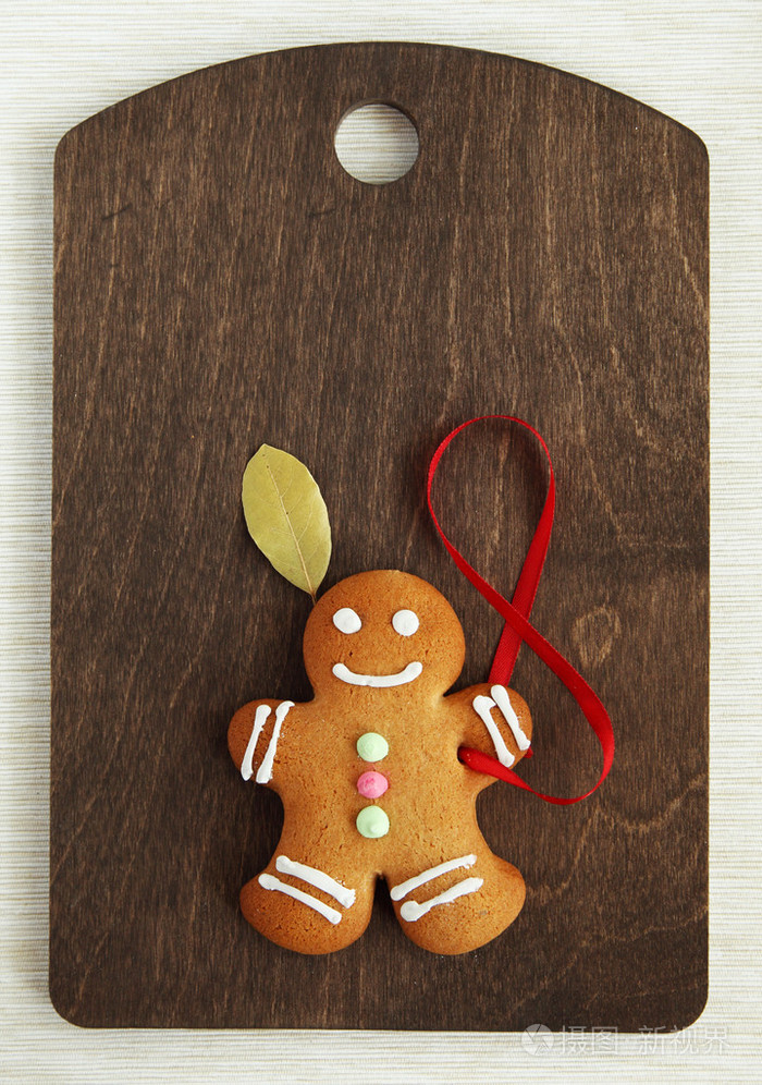 在褐色的砧板上的姜饼人的形象