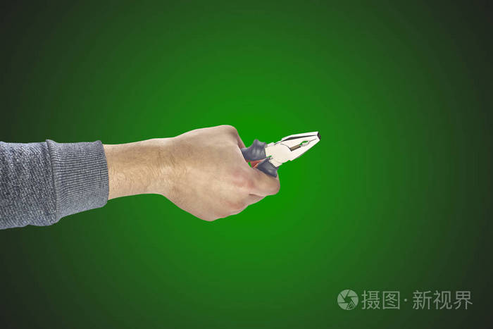 男人的手拿着一把钳子