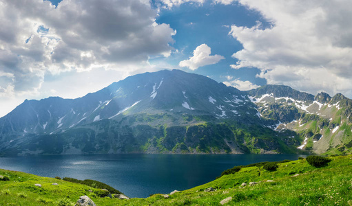 山下湖山边坡与天空