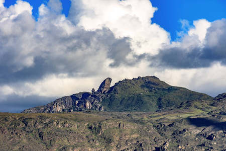 著名的 Itacolomy 峰坐落在 Ouro 欧鲁普雷图城周围的山上米纳斯吉拉斯州