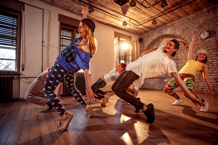 跳舞的艺术一群年轻的现代街舞街头艺术家打破舞者在工作室跳舞.