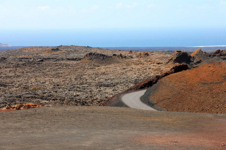 兰萨罗特火山岛 Timanfaya 国家公园内凝固熔岩的火星景观道路