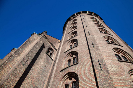 对蓝天的雄伟历史城堡的低角度看法, 哥本哈根, 丹麦