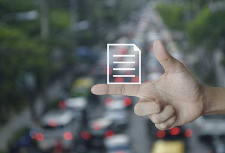手指上的文档图标汽车和道路上的高峰时段模糊, 商务沟通理念