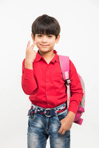 印度聪明的孩子，在红色的衬衫和牛仔牛仔裤配书包，站在白色的背景