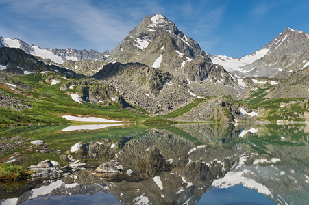 美丽的夏日风景，阿尔泰山俄罗斯