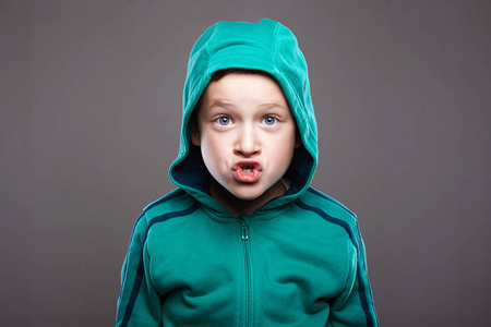 滑稽的男孩的脸图片