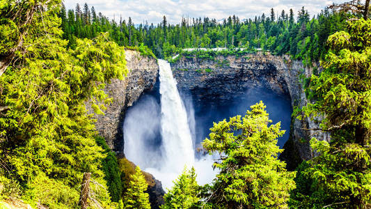 壮观而著名的 Helmcken 瀑布与它的141米自由秋天在加拿大不列颠哥伦比亚省的井灰色省级公园, 与瀑布在高峰容量在早春雪溶
