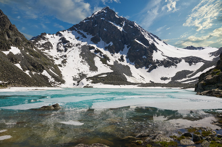 美丽的夏日风景，阿尔泰山俄罗斯