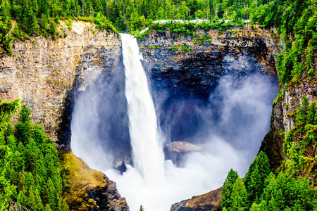 壮观而著名的 Helmcken 瀑布与它的141米自由秋天在加拿大不列颠哥伦比亚省的井灰色省级公园, 与瀑布在高峰容量在早春雪溶