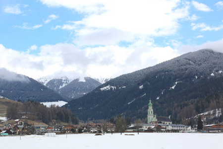 小镇和 Toblach 教堂也叫 Dobbiaco 意大利语在意大利北部