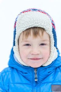 脸上的一个小男孩在中上背景雪冬帽特写