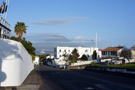 亚速尔群岛. Faial 岛在塔尔城的街道对微微的背景