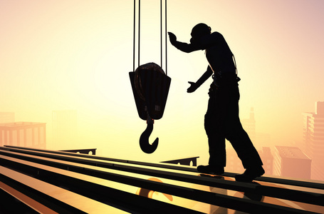 一名工人的侧面影像照片