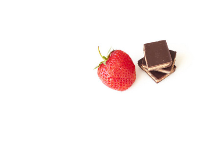白色背景的巧克力和草莓