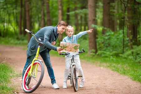 幸福的家庭，在公园里骑自行车户外