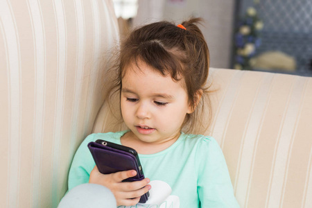 小女孩用的手机图片